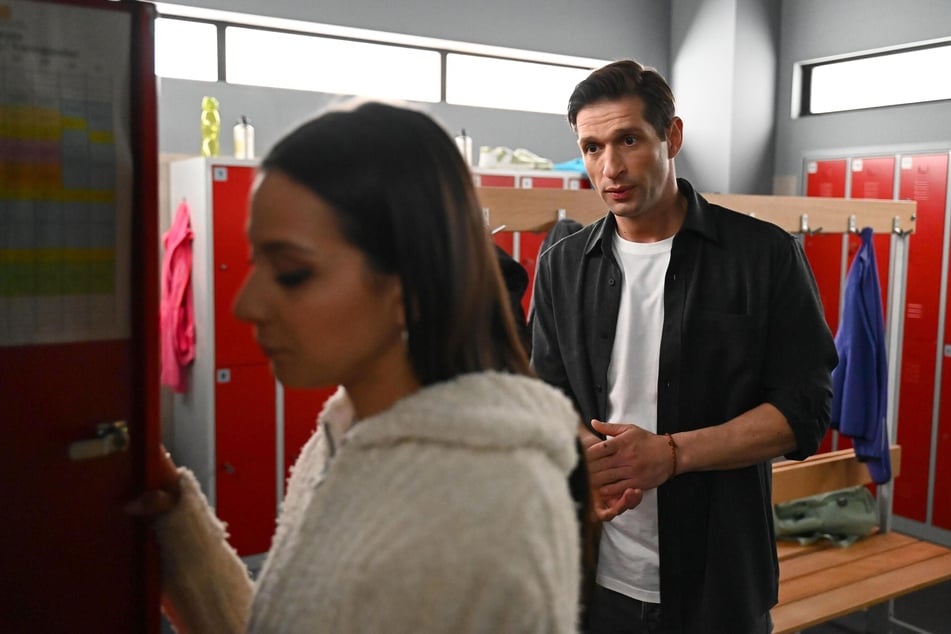 Ihr Trainer Deniz zweifelt nach den Schlagzeilen der Klatschpresse an Charlies Leistungsfähigkeit kurz vor den Eiskunstlauf-Europameisterschaften.