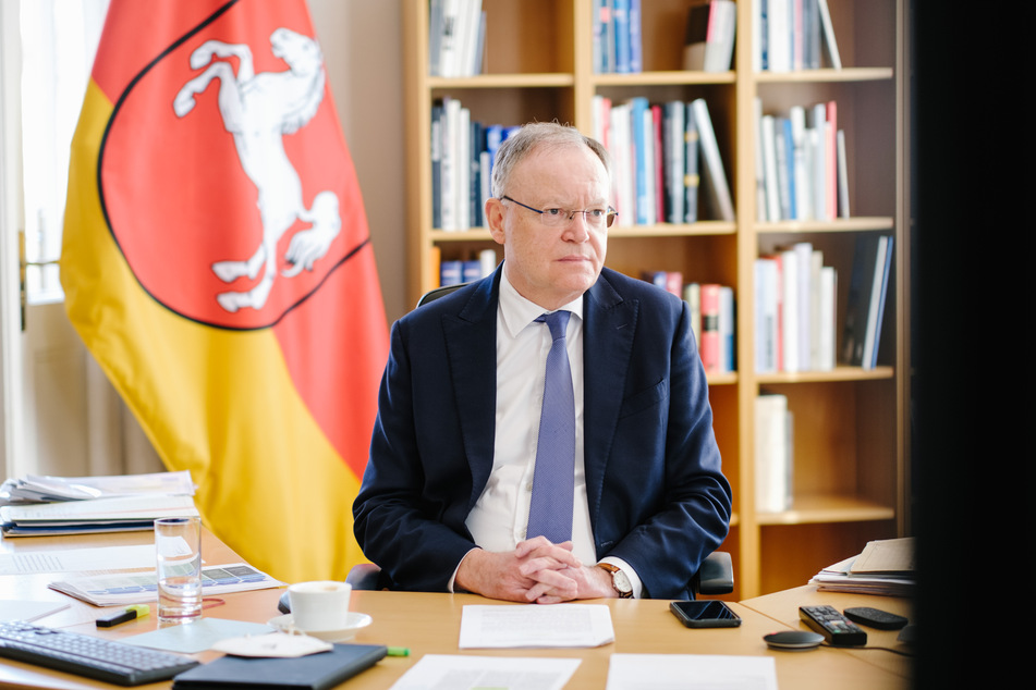 Niedersachsen, Hannover: Stephan Weil (SPD), Niedersachsens Ministerpräsident, verfolgt im Gästehaus der Niedersächsischen Landesregierung die Bund-Länder-Konferenz.