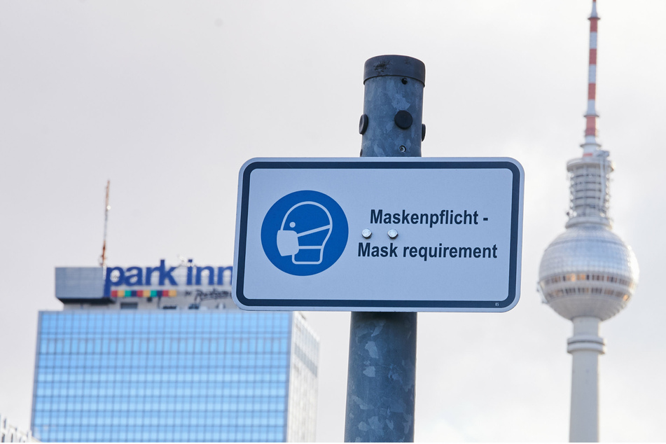 "Maskenpflicht - Mask requirement" steht auf einem Schild auf der Karl-Liebknecht-Straße in der Nähe des Fernsehturmes.