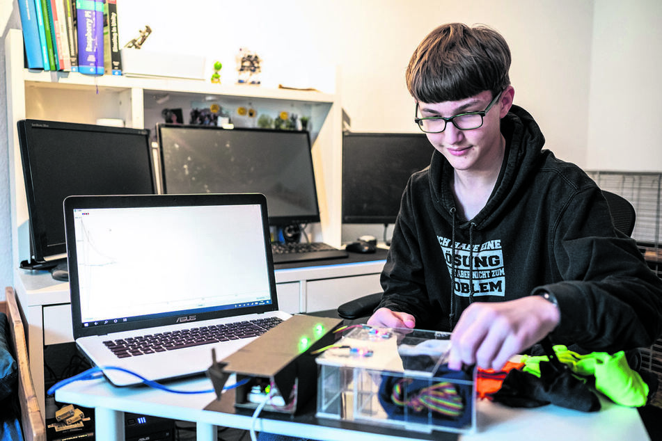 Jasper Bauerschaper (14) hat eine Maschine konstruiert, die den Geruch von Socken messen kann.