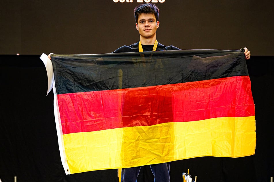 Bei der Siegerehrung in Ungarn hielt er die deutsche Flagge hoch.