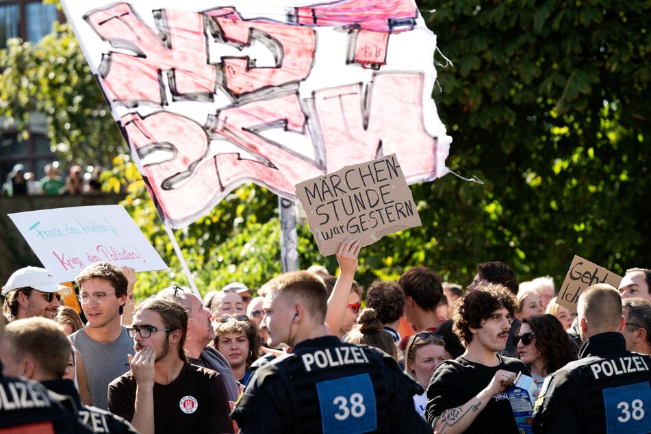 Laut Polizei verliefen Treffen und Gegendemo bislang friedlich.