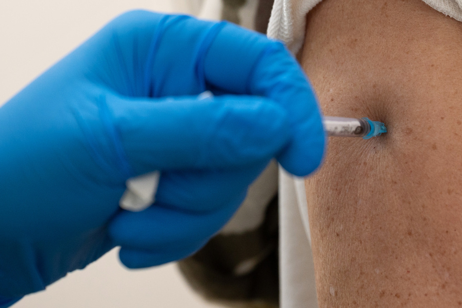 Eine Frau wird im Impfzentrum in der Frankfurter Festhalle gegen das Virus Sars-CoV-2 geimpft – insgesamt gibt es 28 Corona-Impfzentren in Hessen.