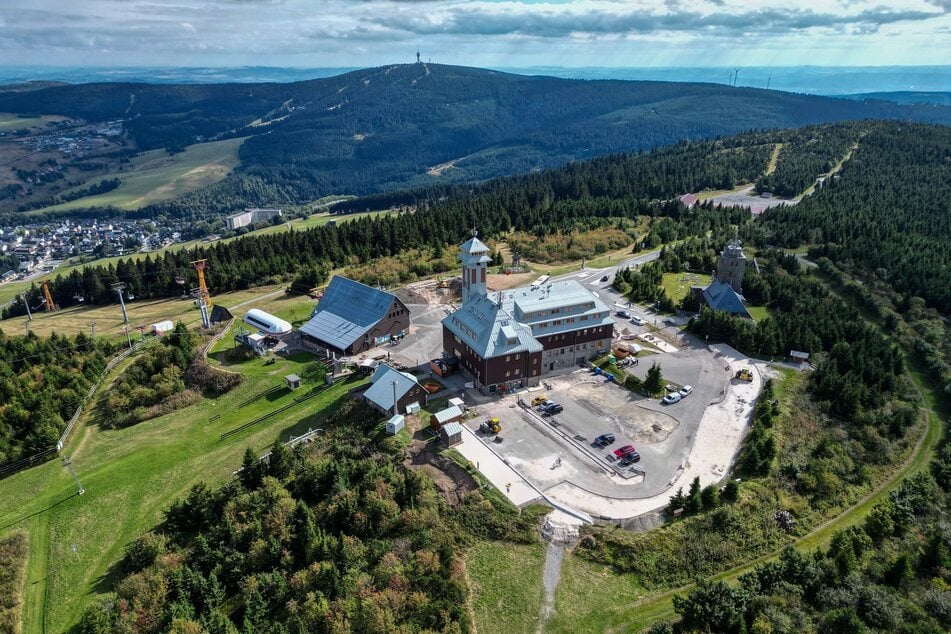 Blick vom Gipfel des Fichtelbergs hinüber zum Keilberg auf tschechischer Seite.
