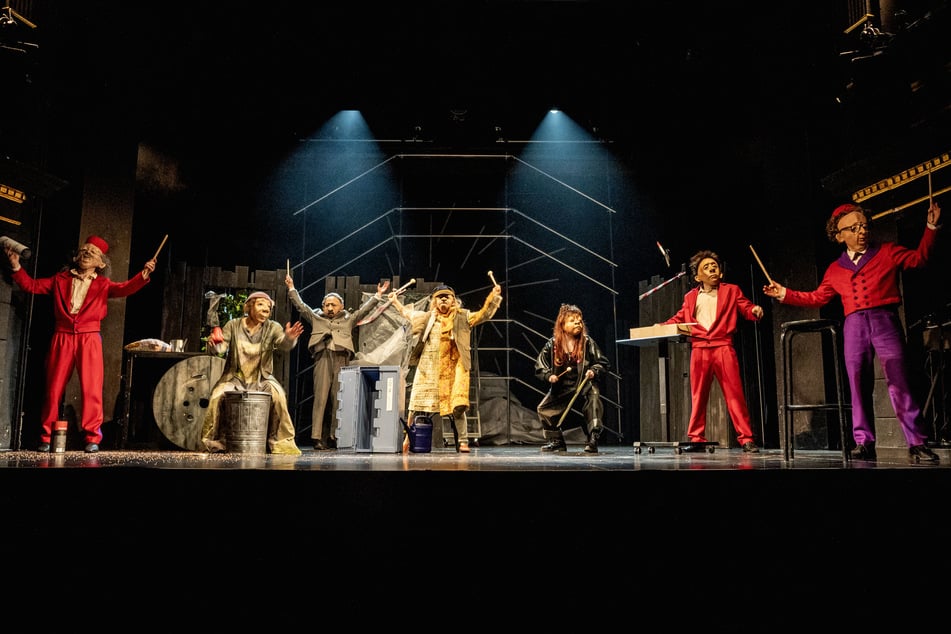"Familie Flöz" im St. Pauli Theater: Fünf Schauspielende und zwei Musiker erwecken für "Wunder" fast 30 Figuren zum Leben.