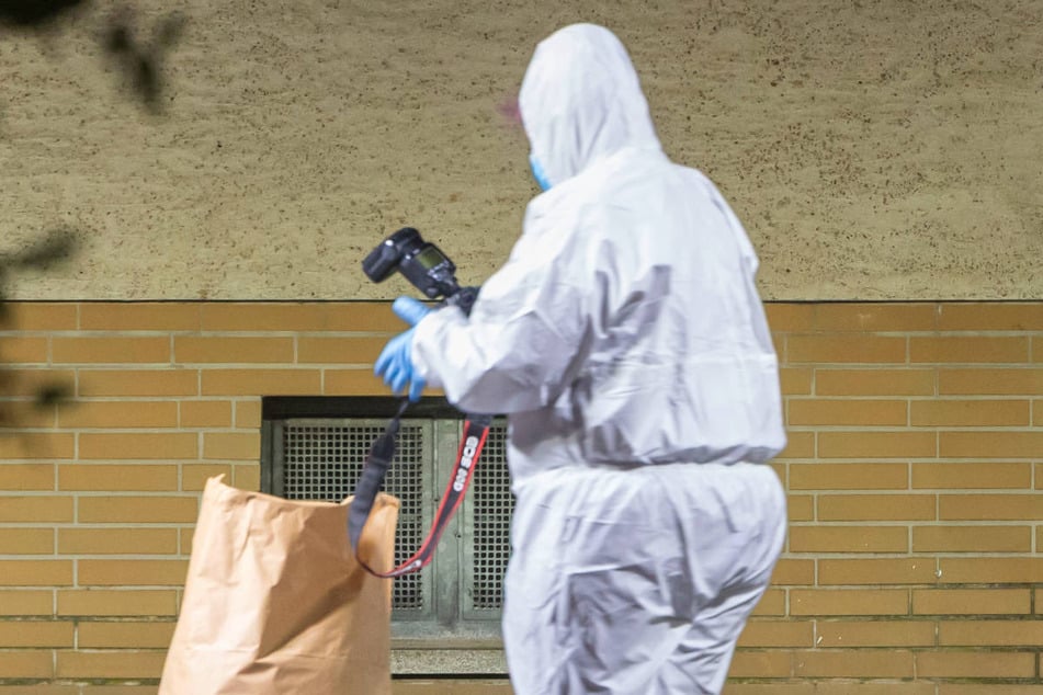 Kriminaltechniker haben in der Wohnung des 54-Jährigen Spuren gesichert. (Symbolfoto)