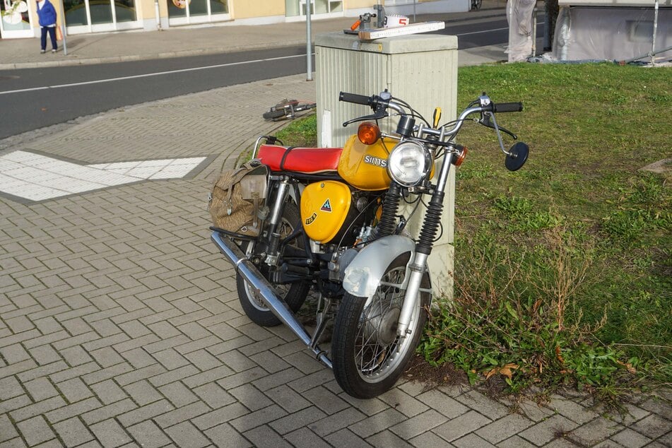 Der Simson-Fahrer (32) wurde schwer verletzt.