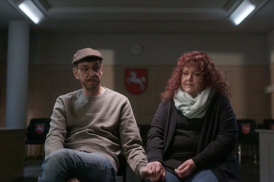 Josephines Stiefvater Thorsten und Mutter Ramona R., deren Aussehen für die Dreharbeiten verändert wurde.