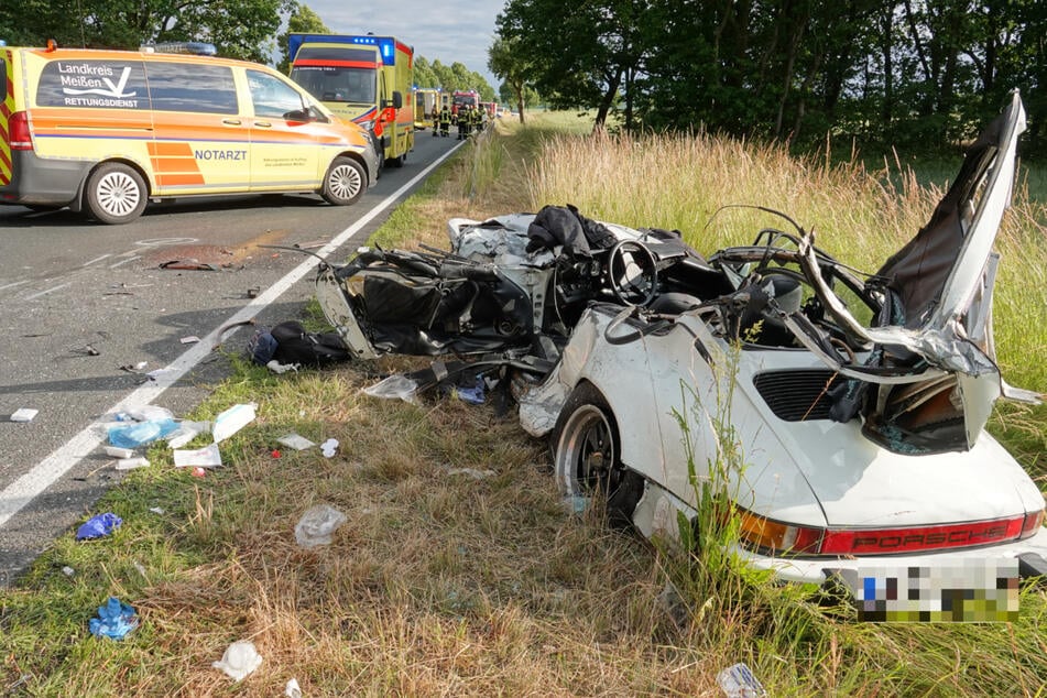 Tödlicher Unfall mit vier Fahrzeugen, darunter Porsche 911: Ein Mensch stirbt