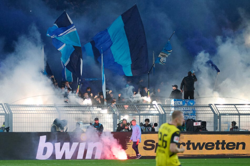 Die mitgereisten Bochum-Fans zündeten am Freitagabend massenhaft Pyrotechnik.