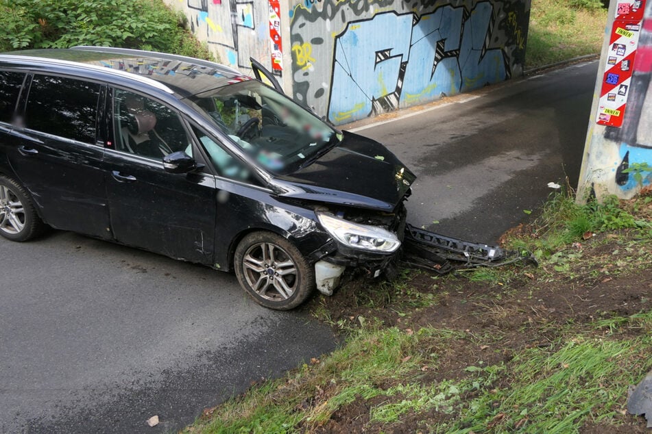 Heftiger Unfall in Sachsen: Ford prallt frontal in Bahndamm