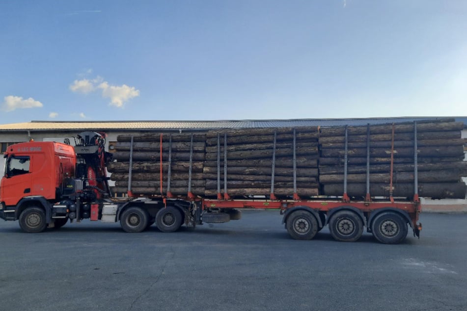 Der Holzlaster hatte 15.460 Kilogramm zu viel geladen.