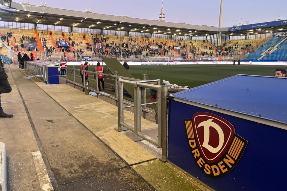 Blick auf den Heimblock. Die ersten Zuschauer haben sich bereits auf ihren Plätzen eingefunden.