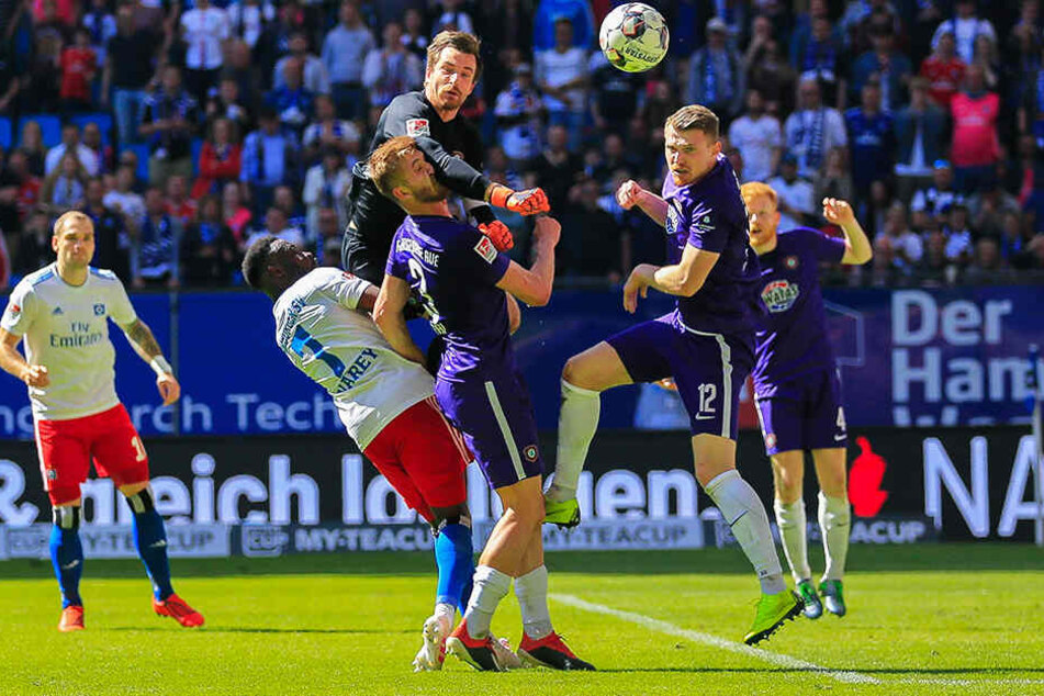Torhüter Martin Männel klärt beim 1:1 der Auer im April im Volksparkstadion vor dem Hamburger Khaled Narey (Nr. 7) - unterstützt von Jan Kral (M.) und Steve Breitkreuz.