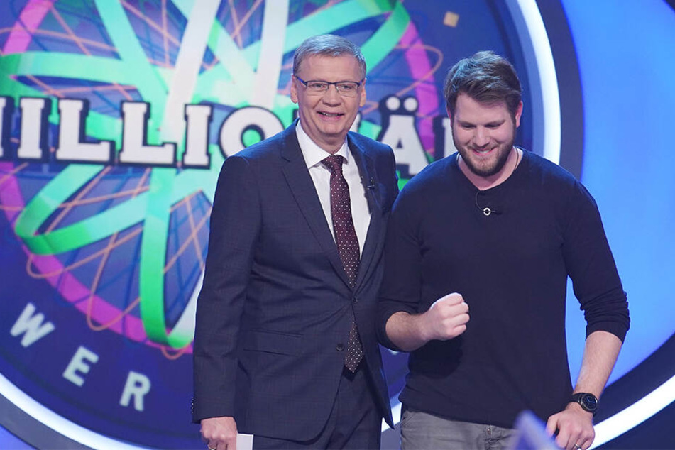 Benjamin Lange (r.) darf bei Günther Jauch weiter quizzen - und nicht nur das.