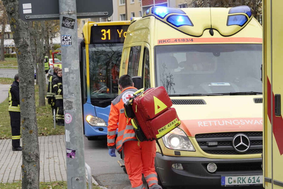Durch die Bremsaktion wurden mehrere Menschen im Bus verletzt.