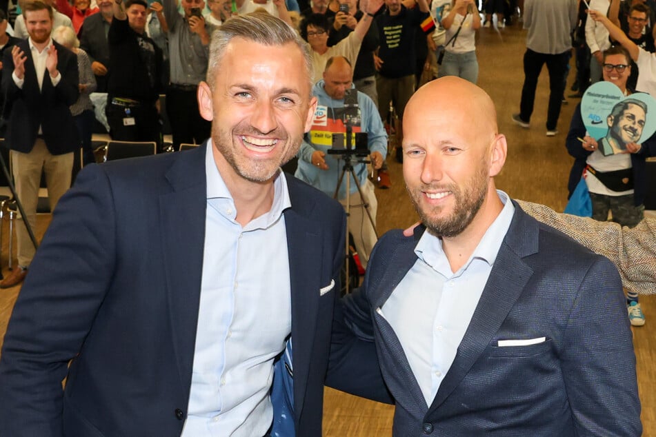 Von den Durchsuchungen betroffen war auch AfD-Kommunalpolitiker Sebastian Koch (39, r.) aus Gardelegen, hier neben dem AfD-Spitzenkandidaten zur Landtagswahl in Sachsen-Anhalt. (Archivfoto)