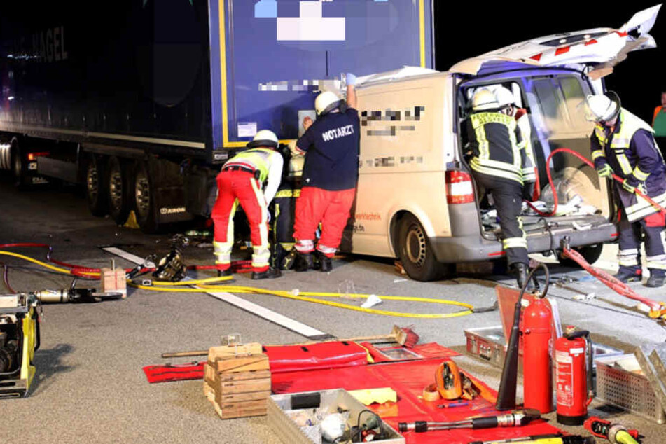 Der Transporter krachte mit hoher Geschwindigkeit in das Heck des Sattelzuges.