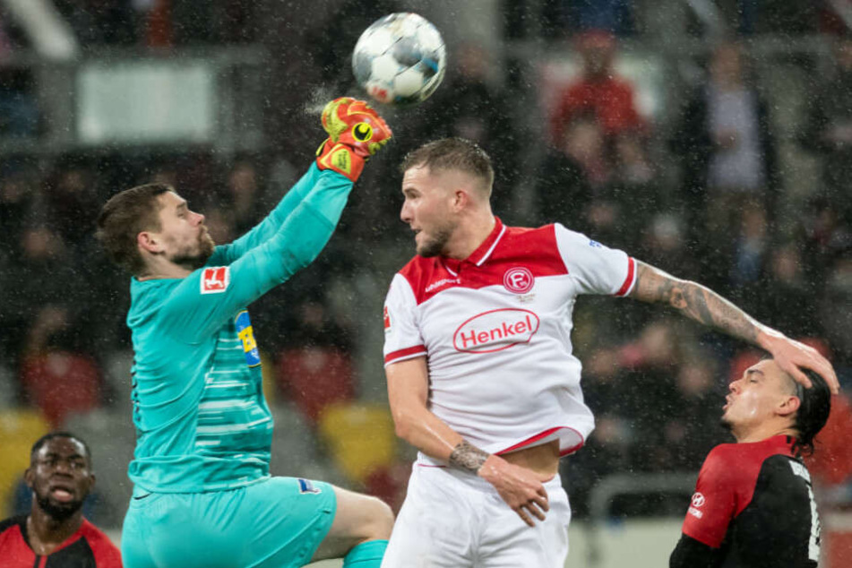 Thomas Kraft klärt vor Andre Hoffmann.