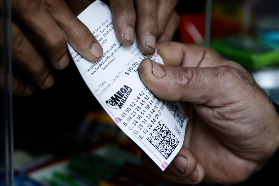 Ein Lottospieler kauft Mega-Millions-Lotterielose an einem Kiosk (Symbolbild).