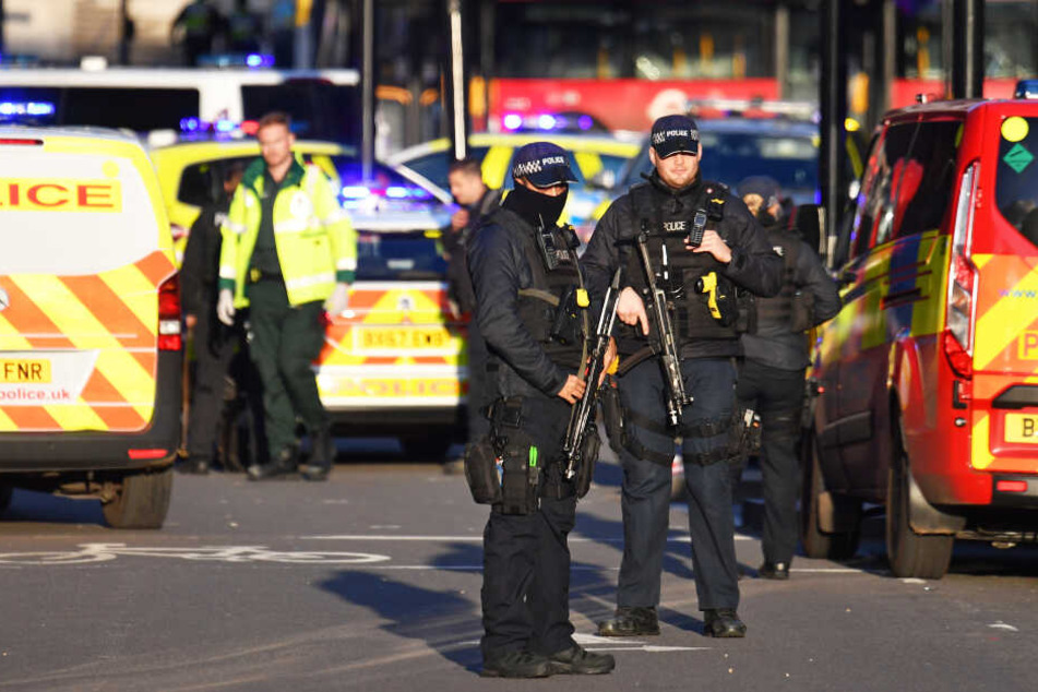 Die Polizei am Tatort in London.