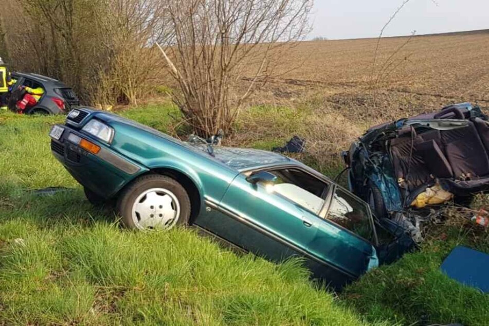 Der Audi landete zerteilt im Straßengraben.