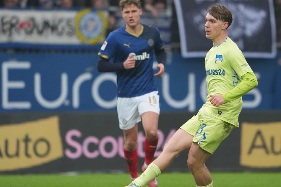 Herthas Kennet Eichhorn (16, r.) ist mit 16 Jahren schon so abgezockt.