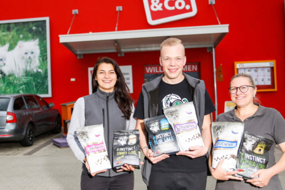 Verkäufer Lisa Bauer (22), Jonas Eulitz (21) und Nicole Striedinger (39) drücken Euch die Daumen.