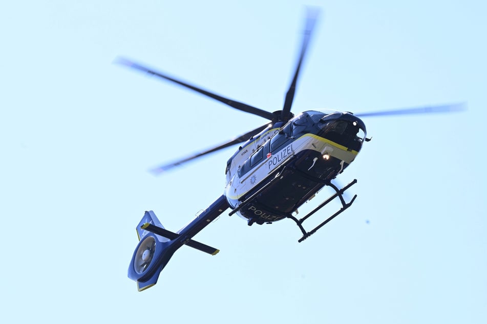 Die Polizei fahndete zwischenzeitlich mit einem Helikopter nach einem möglichen zweiten Täter. (Symbolbild)
