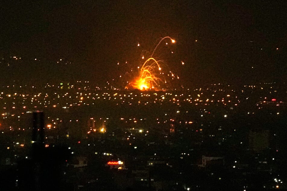 Eine Explosion (M) in Teheran ist zu sehen.