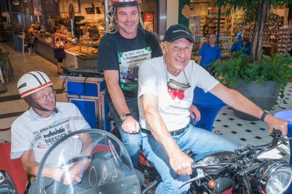 Steuern vergnügt den Sonntag an: Dietrich Ewers (78, v.l.), Matthias Broda
(54) und Ede Geyer (72).