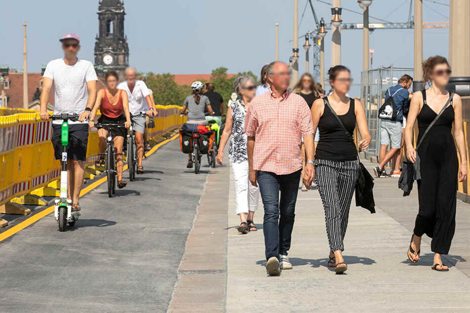 Auf dem Roller, dem Rad oder zu Fuß: Am Wochenende konnten die Dresdner das neue Stück auf der Augustusbrücke nutzen.