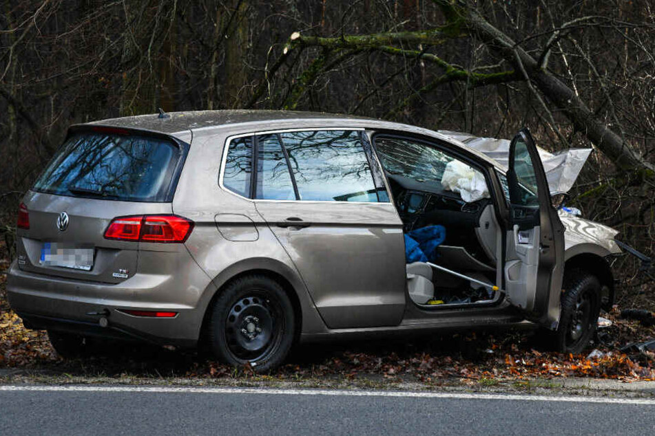 Das verunglückte Auto steht am Straßenrand.