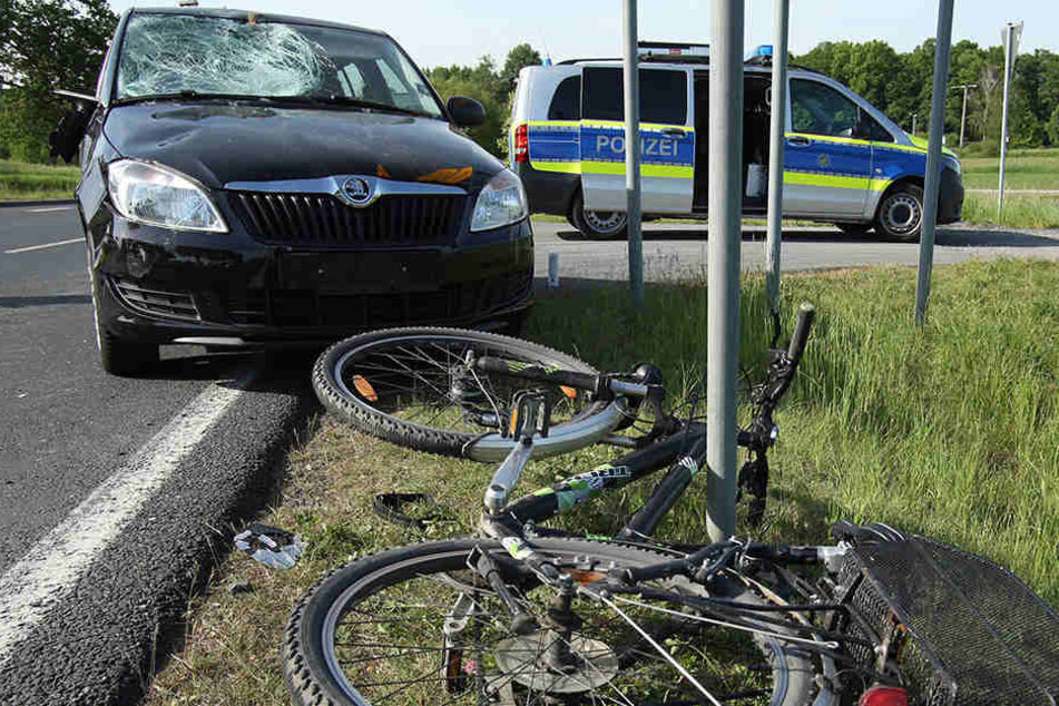 An einer Kreuzung stießen Pkw und Radfahrerin miteinander zusammen.