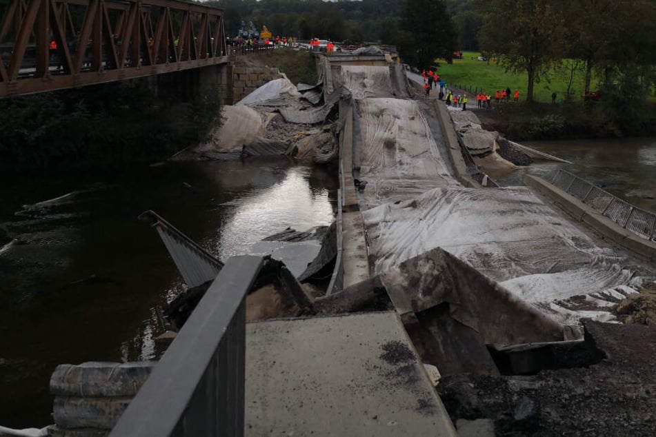 Blick auf die gesprengte Brücke.