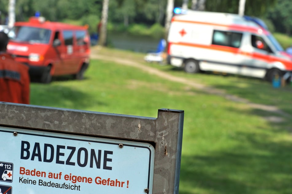 Rettungswagen stehen nach einem Badeunfall an einem See. (Symbolbild)