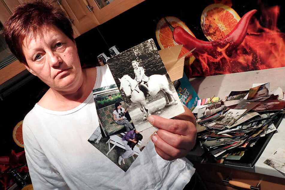 Ramona Starke (50) zeigt Kinderfotos ihrer seit 1993 verschwundenen Schwester Cordula.