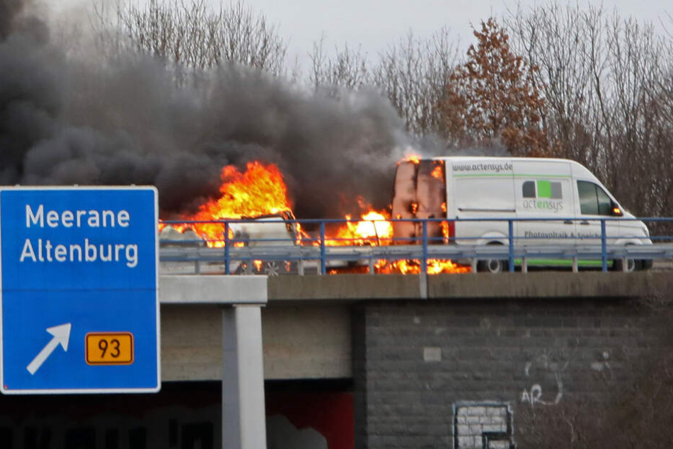 Der Wohnanhänger fing auf der Autobahnzufahrt zur A4 Feuer.