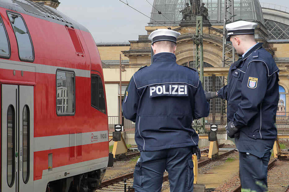 Ein-S-Bahn-Reisender zeigte Beamten den Hitlergruß und versuchte, ihnen einen Kopfstoß zu verpassen.