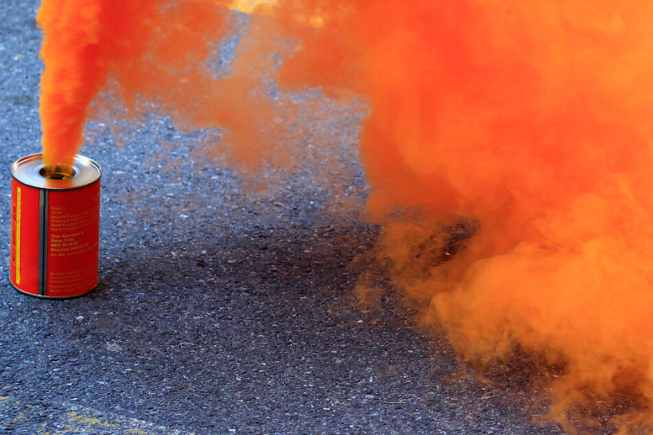 Durch die Rauchentwicklung in einem Wohn- und Geschäftsgebäude kam es zu einem Einsatz. Dabei wurden auch Feuerwehrleute und Polizisten verletzt.