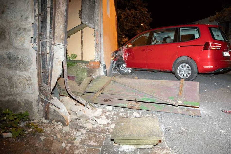 Der Eingangsbereich eines Hauses und die Hausmauer kamen zu Schaden.