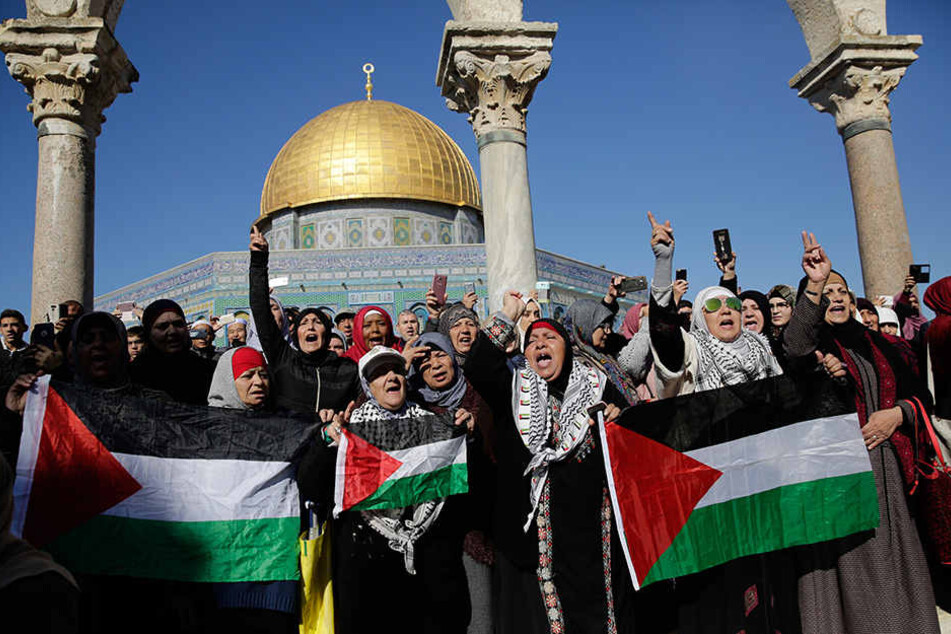 Menschen demonstrieren vor der Al-Aksa-Moschee in Jerusalem gegen die Anerkennung von Jerusalem als Hauptstadt von Israel durch US-Präsident Trump.