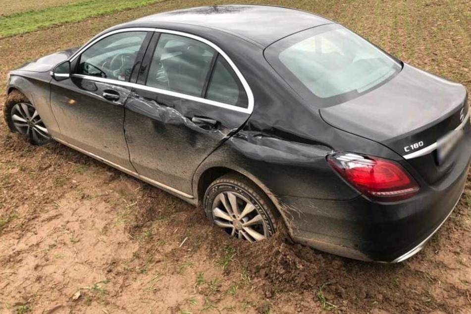 Der Mietwagen des Mannes landete schließlich in einem Feld.