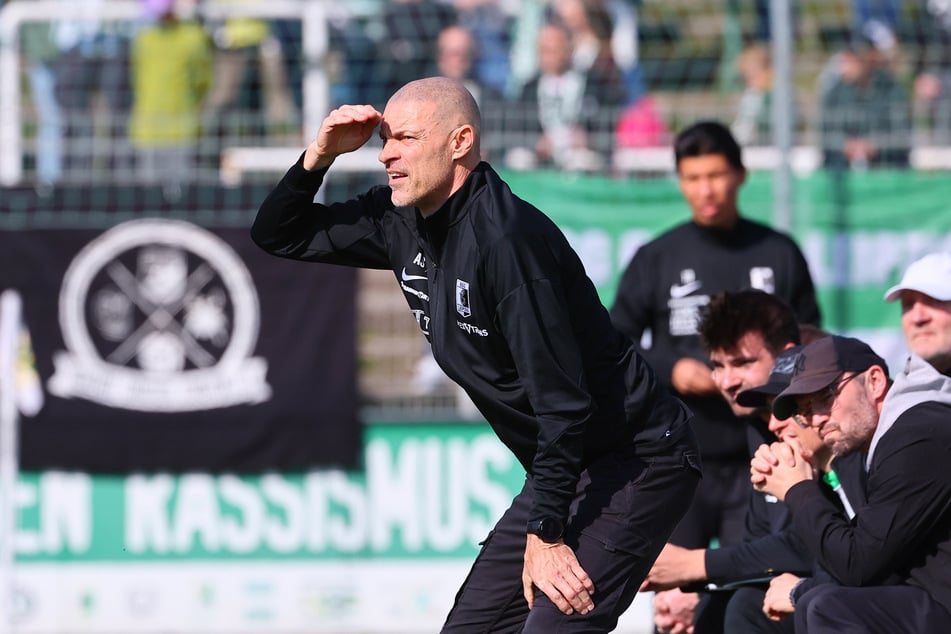 Chemie Leipzigs Trainer Alexander Schmidt (57) hofft auf einen Sieg am Freitag gegen den SV Babelsberg.