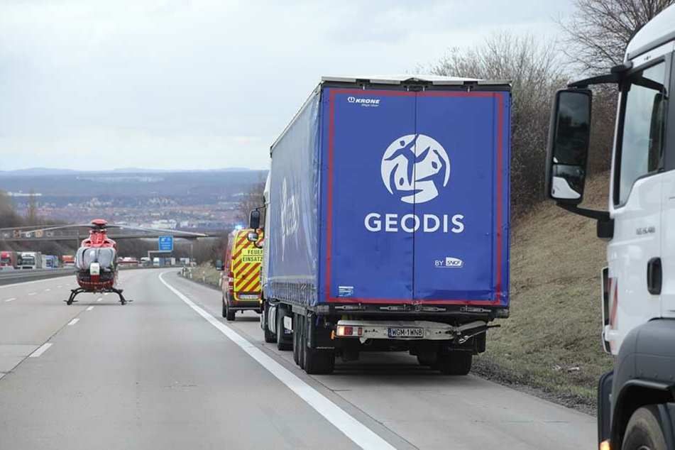 Rechts steht der Sattelzug, auf den der Schwertransporter auffuhr. Auf der Autobahn landete ein Rettungshubschrauber, der den Notarzt brachte.