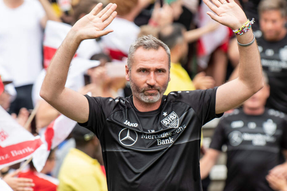Seit Ende Juni im Amt: Stuttgarts Trainer Tim Walter begrüßt die Fans beim Trainingsauftakt.