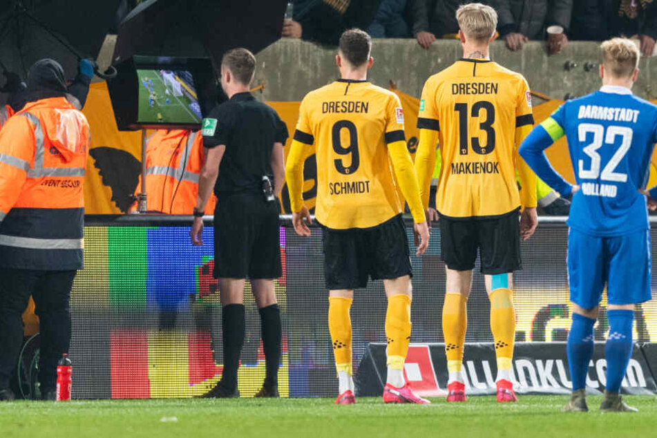 Schiedsrichter Michael Bacher hatte sich die strittige Szene im Stadion auf einem Bildschirm angeschaut.