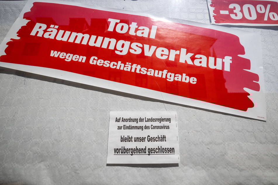 Ein Schild an einem Geschäft weist darauf hin, dass es auf Anordnung der Landesregierung zur Eindämmung des Coronavirus geschlossen ist.