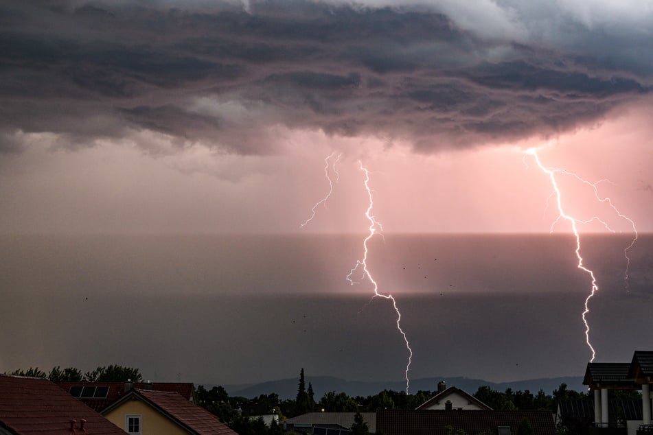 Auch einzelne Gewitter werden am Wochenende von den Meteorologen prognostiziert. (Symbolfoto)