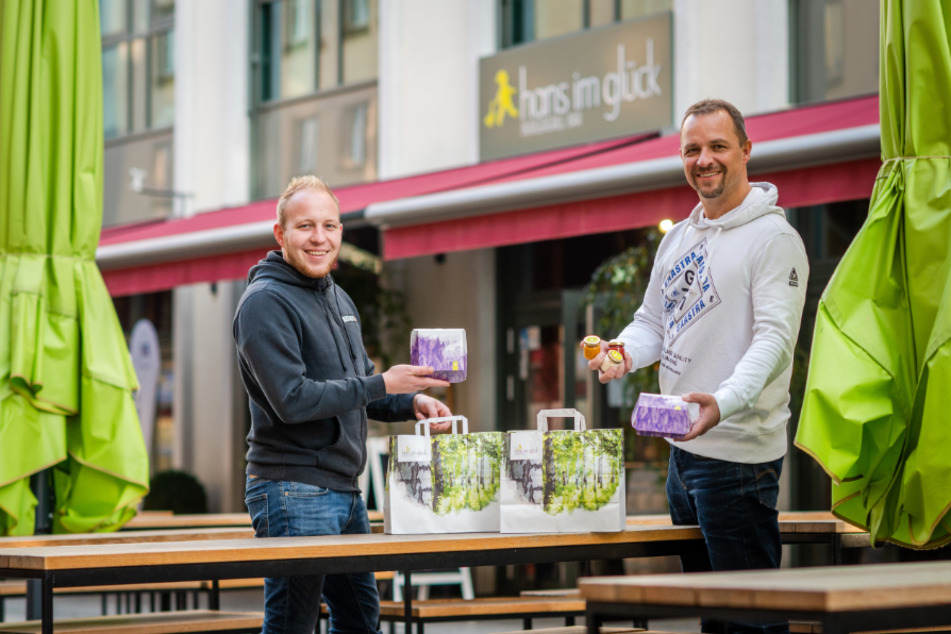 Betriebsleiter Martin Kaufmann (30, l.) und Betreiber André Gruhle (46) packen die Speisen zum Abholen vom Burgergrill "Hans im Glück" in Tüten.